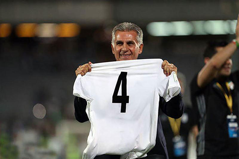 شادی کارلوس کی‌روش با پیراهن شماره 4 تیم ملی ایران